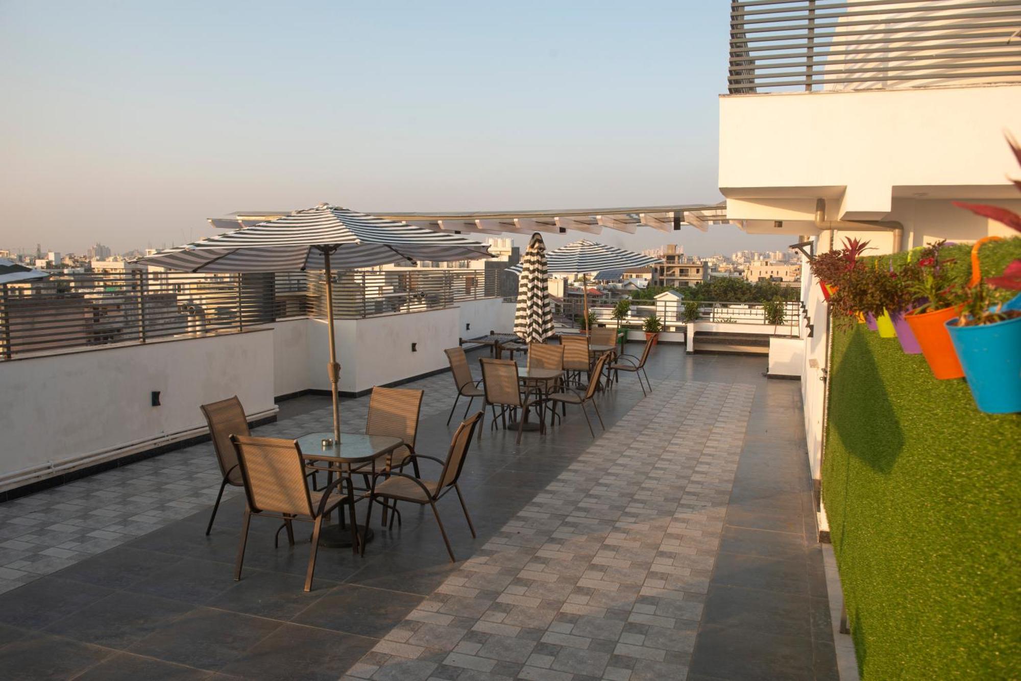 Posh Garden Inn Artemis Hospital Road Gurgaon Exterior foto